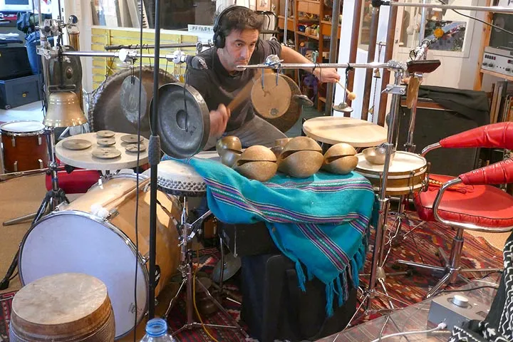 Peaux, cymbales et gongs