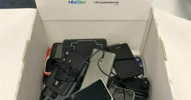 Des smartphones usagés sont déposés dans une boîte pour être recyclés