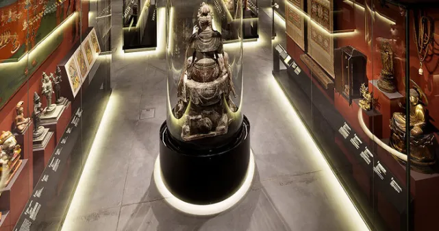 Photographie de la salle d'exposition permanente du MEG et plus principalement de la section Asie. On y voit Guan Yin, une déesse bouddhique.