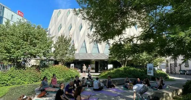 Jardin du MEG avec des personnes pratiquant du yoga
