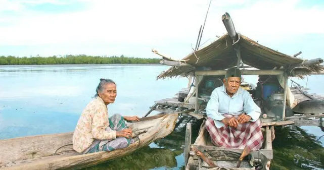 Couple Sama (Badjos) vivant dans une pirogue