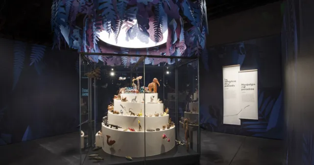 première salle de l'exposition avec une tour sur laquelle est positionnée des objets représentant des animaux des collections du MEG.