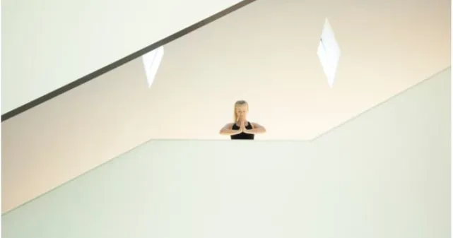 Femme en posture de yoga dans le bâtiment du Musée