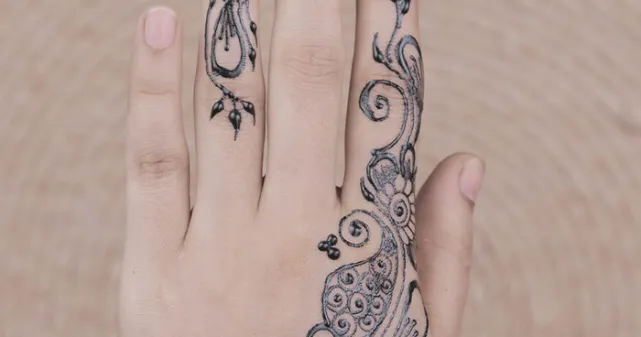 Main avec tatouage au henné