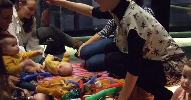 Des bébés découvrent des instruments et des sons avec l'animatrice