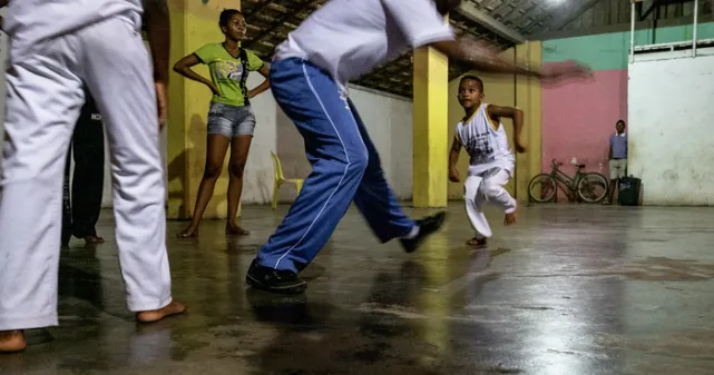 4 personnes dansant la capoeira