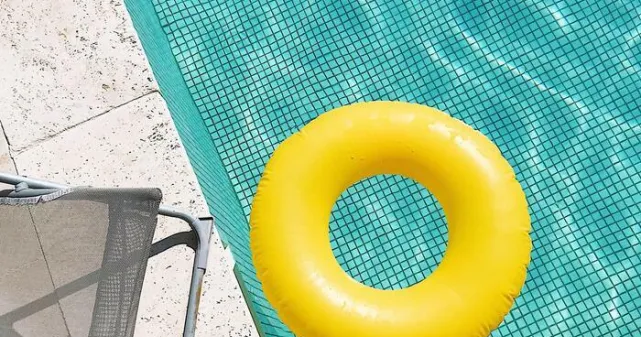 Photo illustrant une bouée jaune flottant dans une piscine
